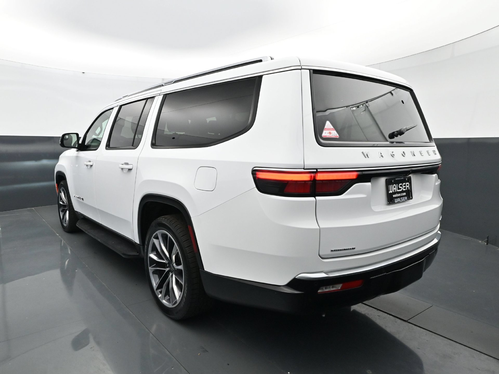 Used 2023 Jeep Wagoneer L Series II w/ Premium Group I AWD/4WD image 5