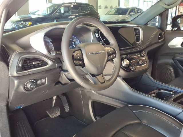 Used 2025 Chrysler Pacifica Limited FWD image 11