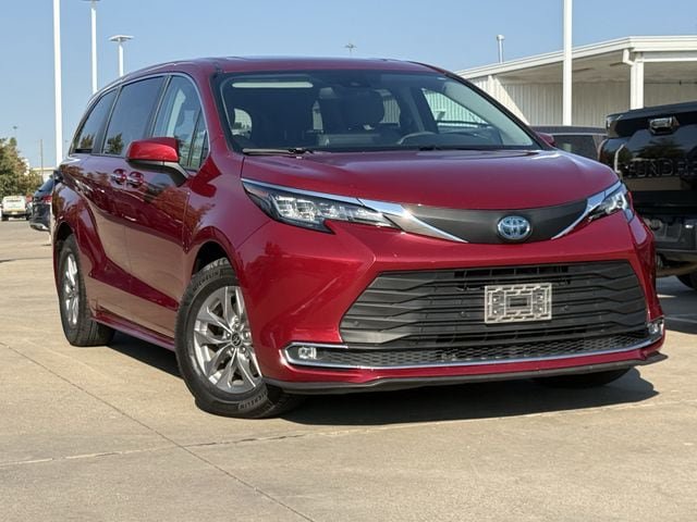 Used 2022 Toyota Sienna XLE FWD image 2