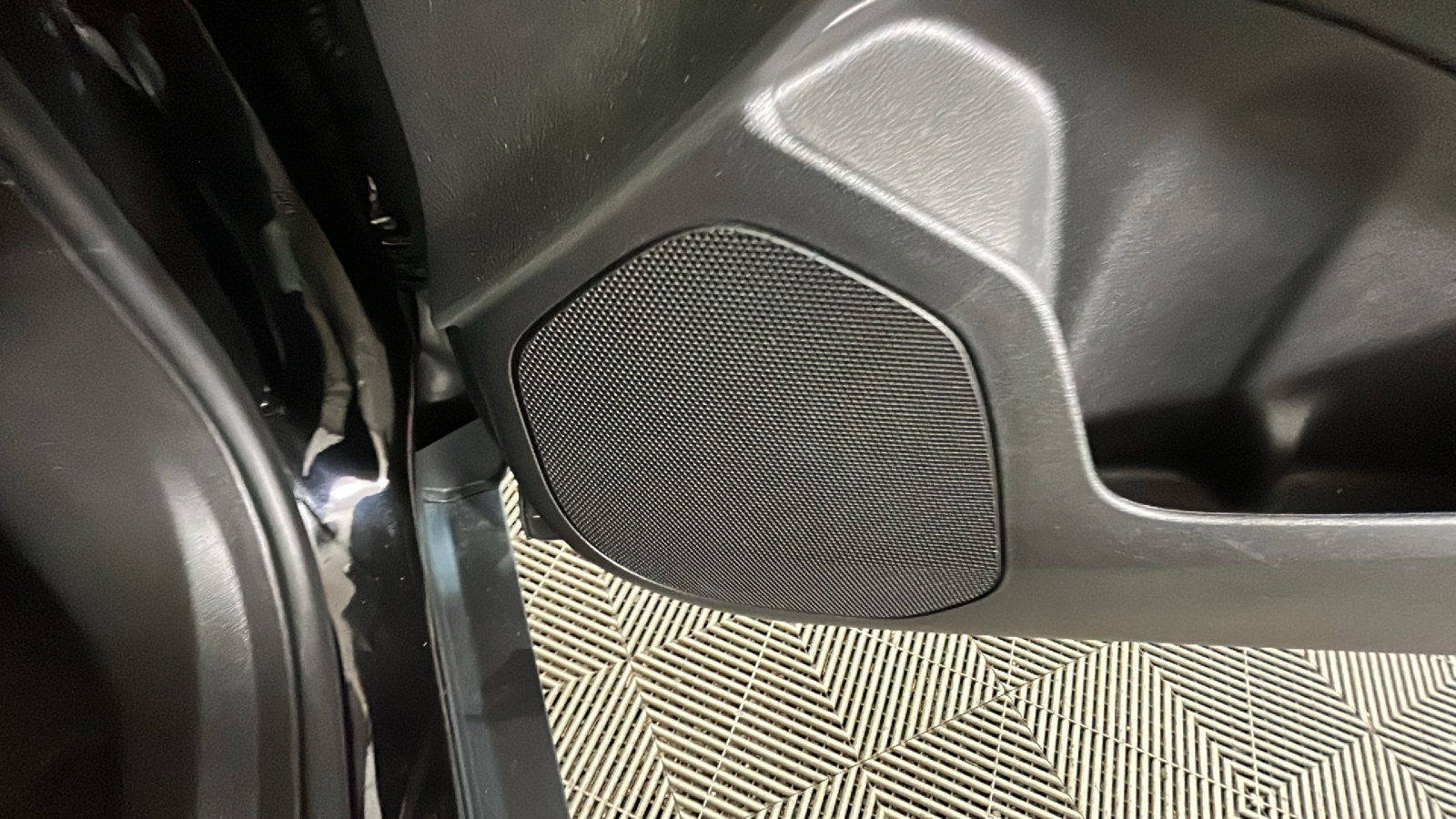 Used 2025 Chevrolet Trax RS w/ Sunroof Package FWD image 36