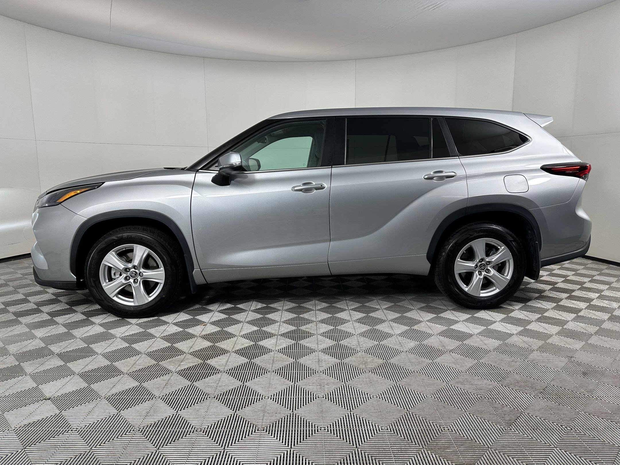 Used 2024 Toyota Highlander LE image 2