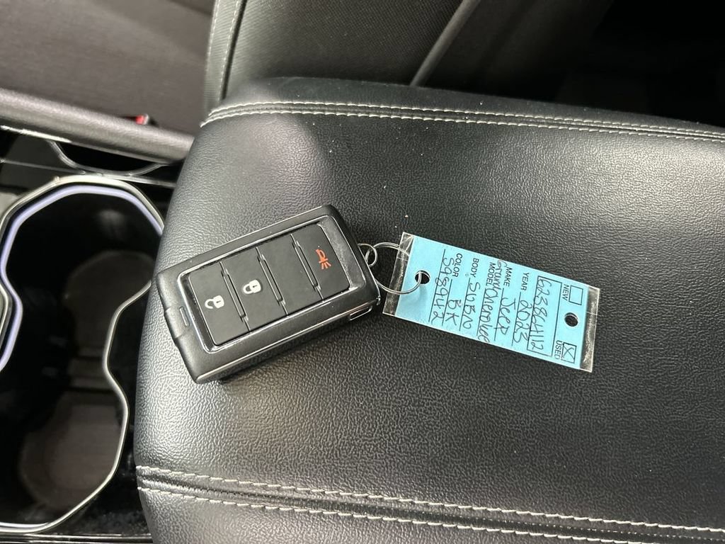 Used 2023 Jeep Grand Cherokee Laredo AWD/4WD image 12