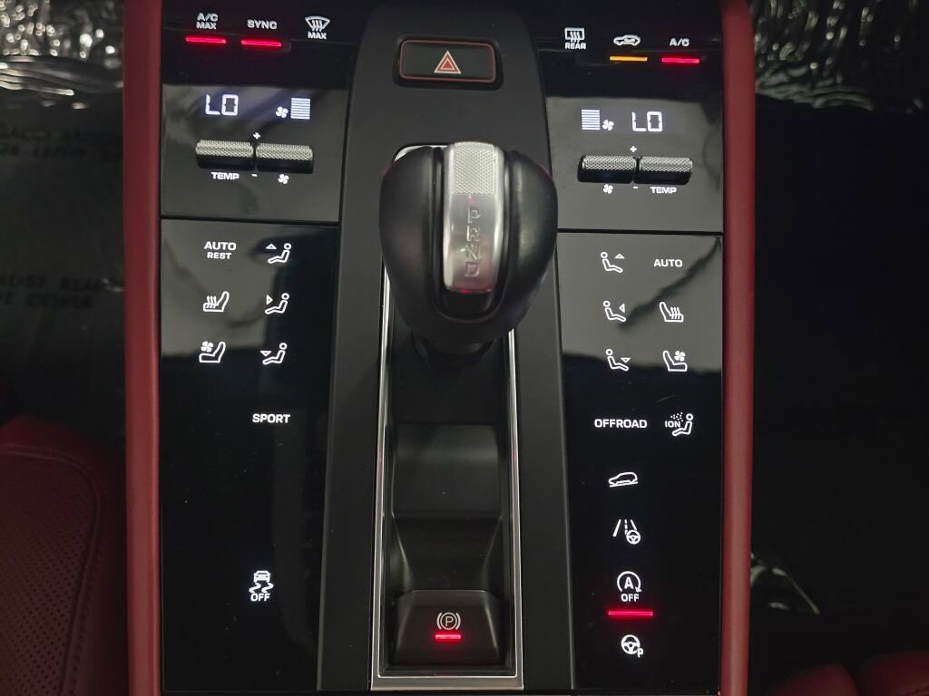 Certified 2023 Porsche Macan AWD/4WD image 17