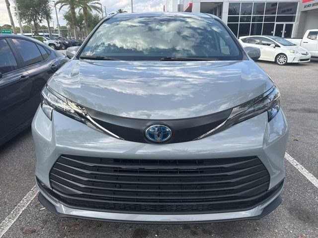 Used 2024 Toyota Sienna XLE Woodland Edition image 6