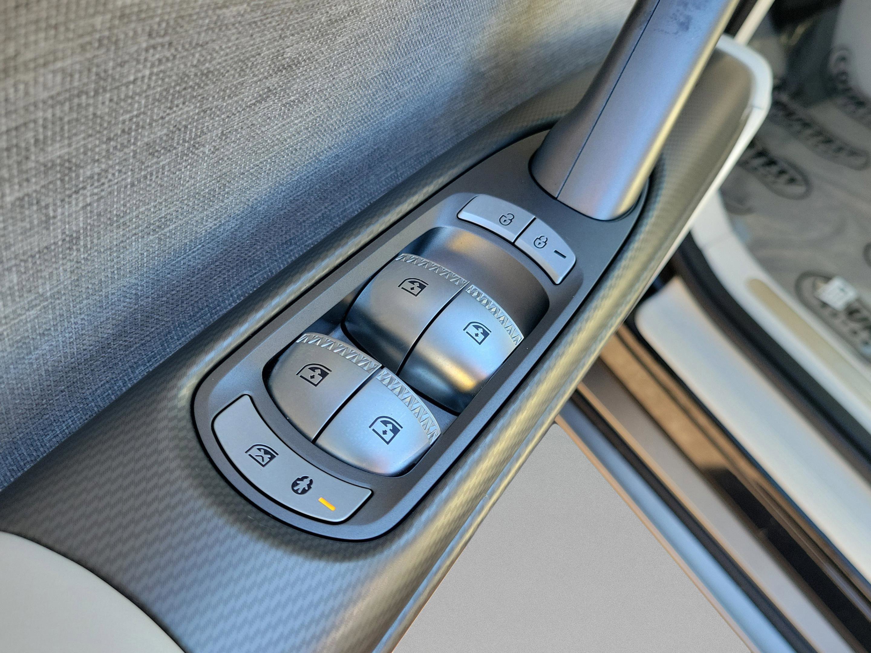 Used 2024 Genesis GV60 RWD image 23