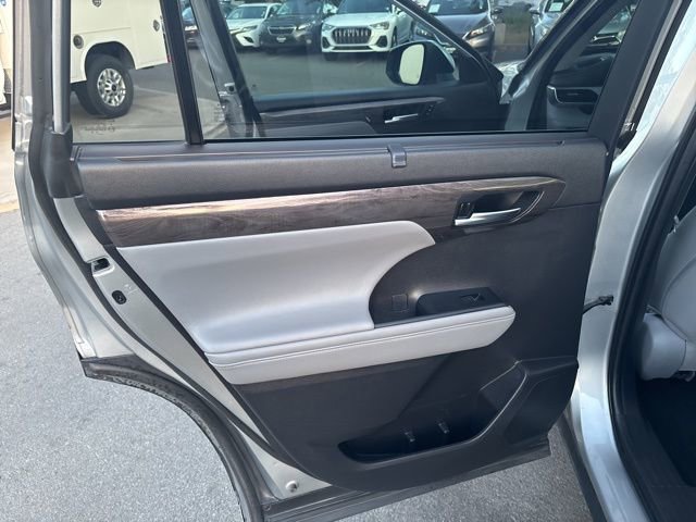 Used 2020 Toyota Highlander Platinum AWD/4WD image 29