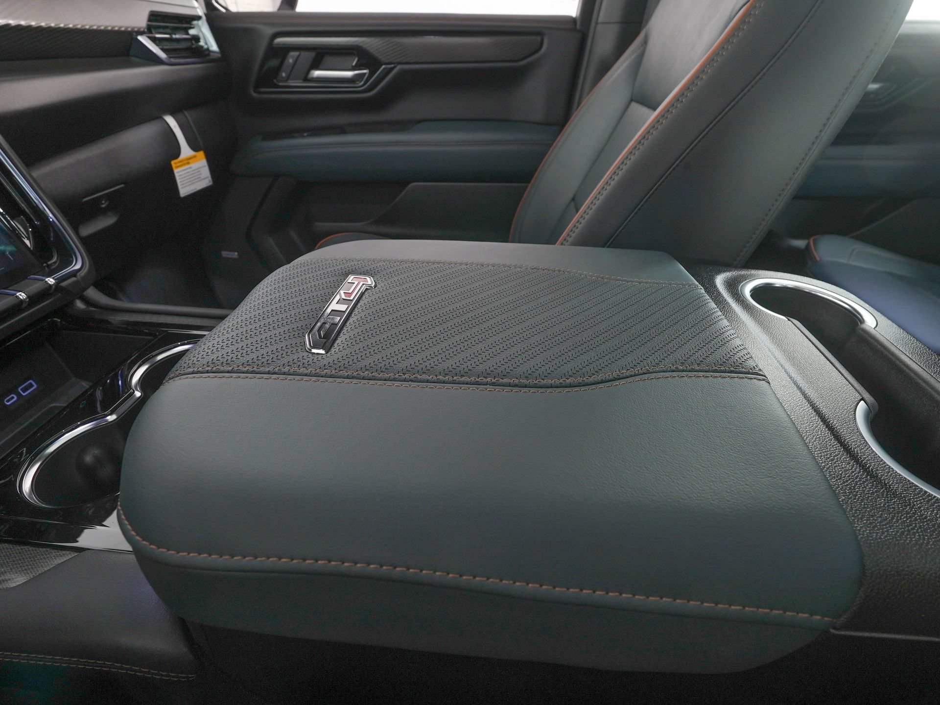 Used 2026 GMC Yukon AT4 w/ AT4 Premium Plus Package AWD/4WD image 30