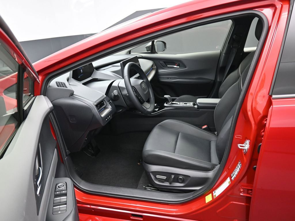 Used 2025 Toyota Prius XLE image 9