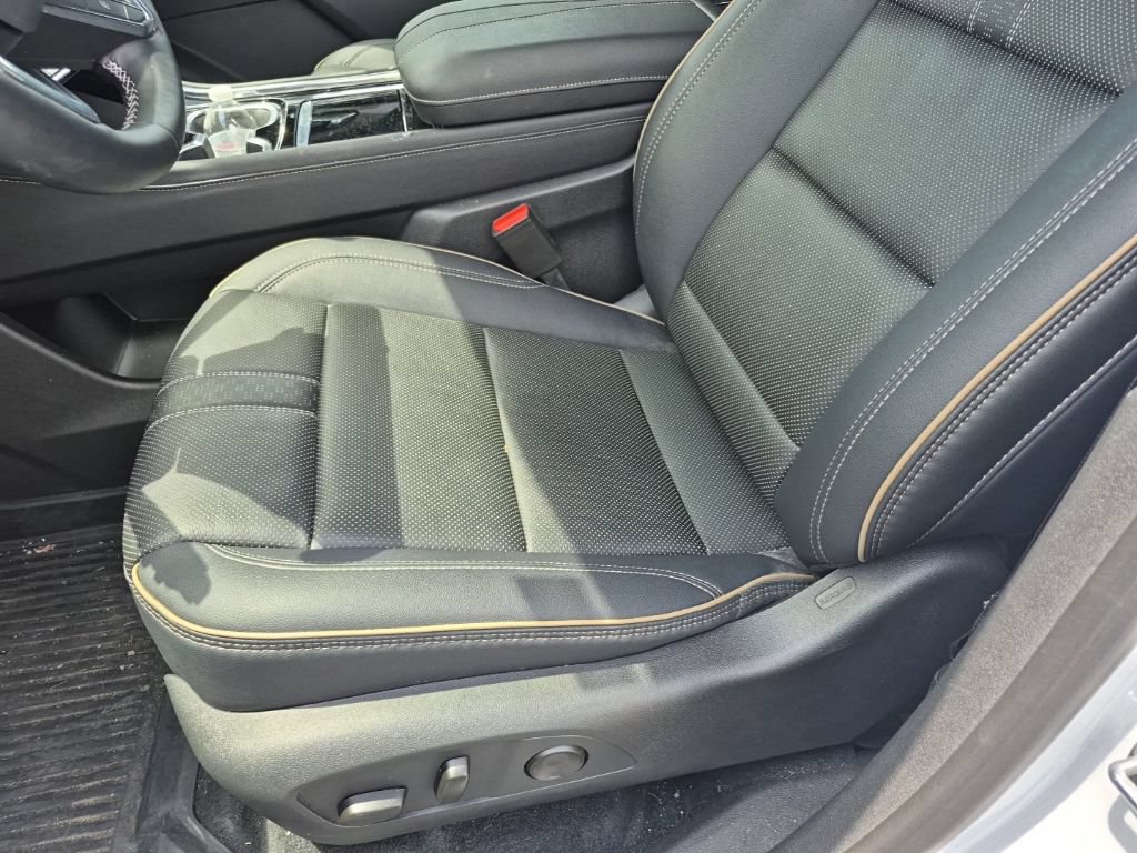 Used 2026 Chevrolet Traverse High Country w/ LPO, Floor Liner Package AWD/4WD image 11