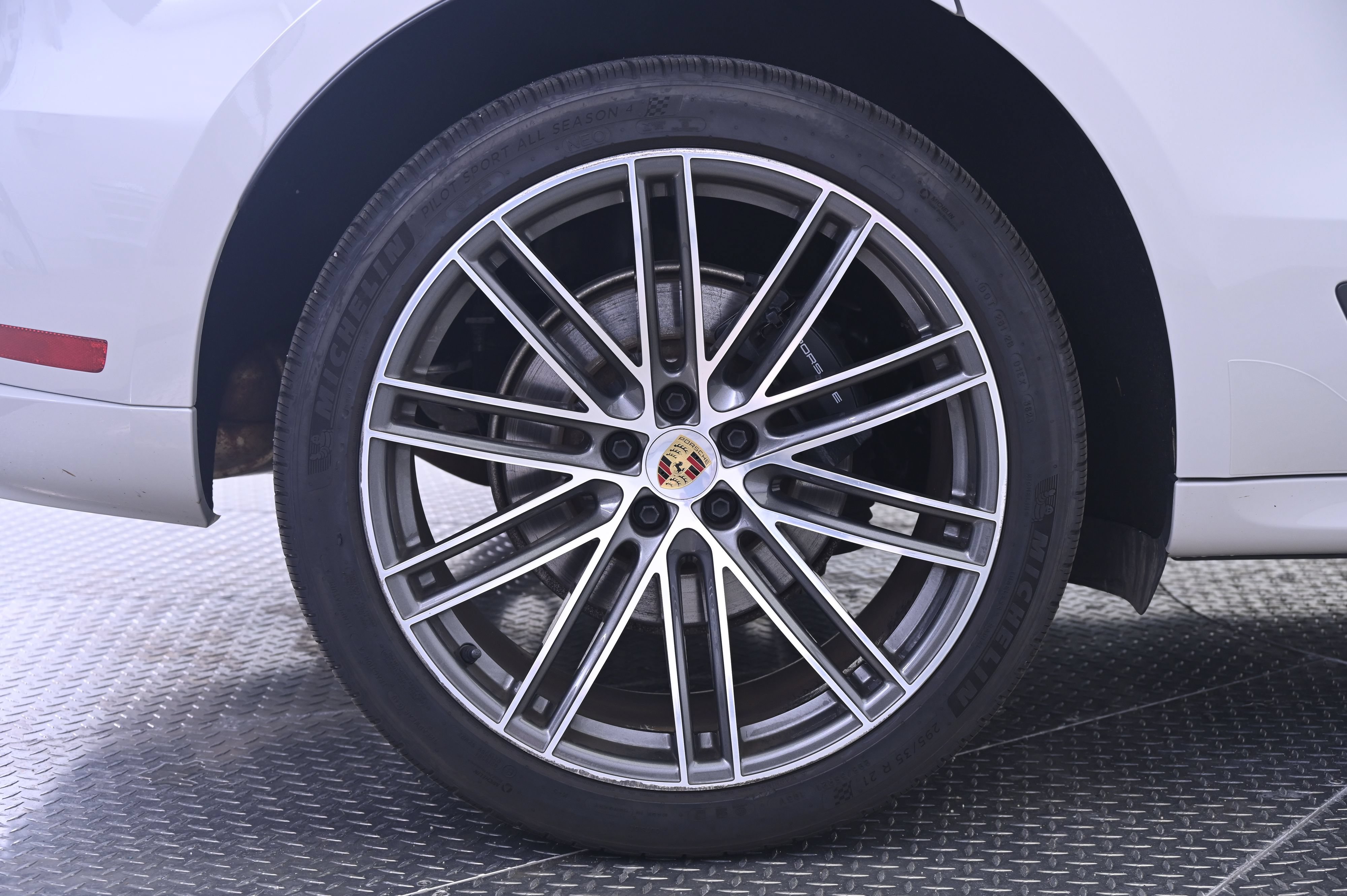 Certified 2023 Porsche Macan AWD/4WD image 13