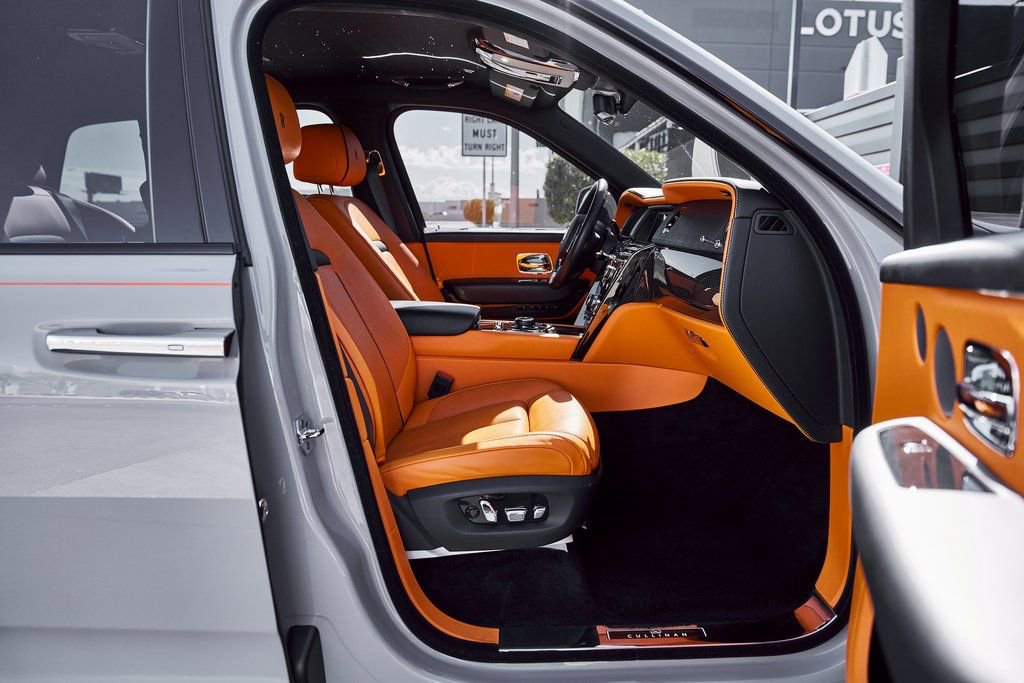 Used 2024 Rolls-Royce Cullinan Black Badge image 25