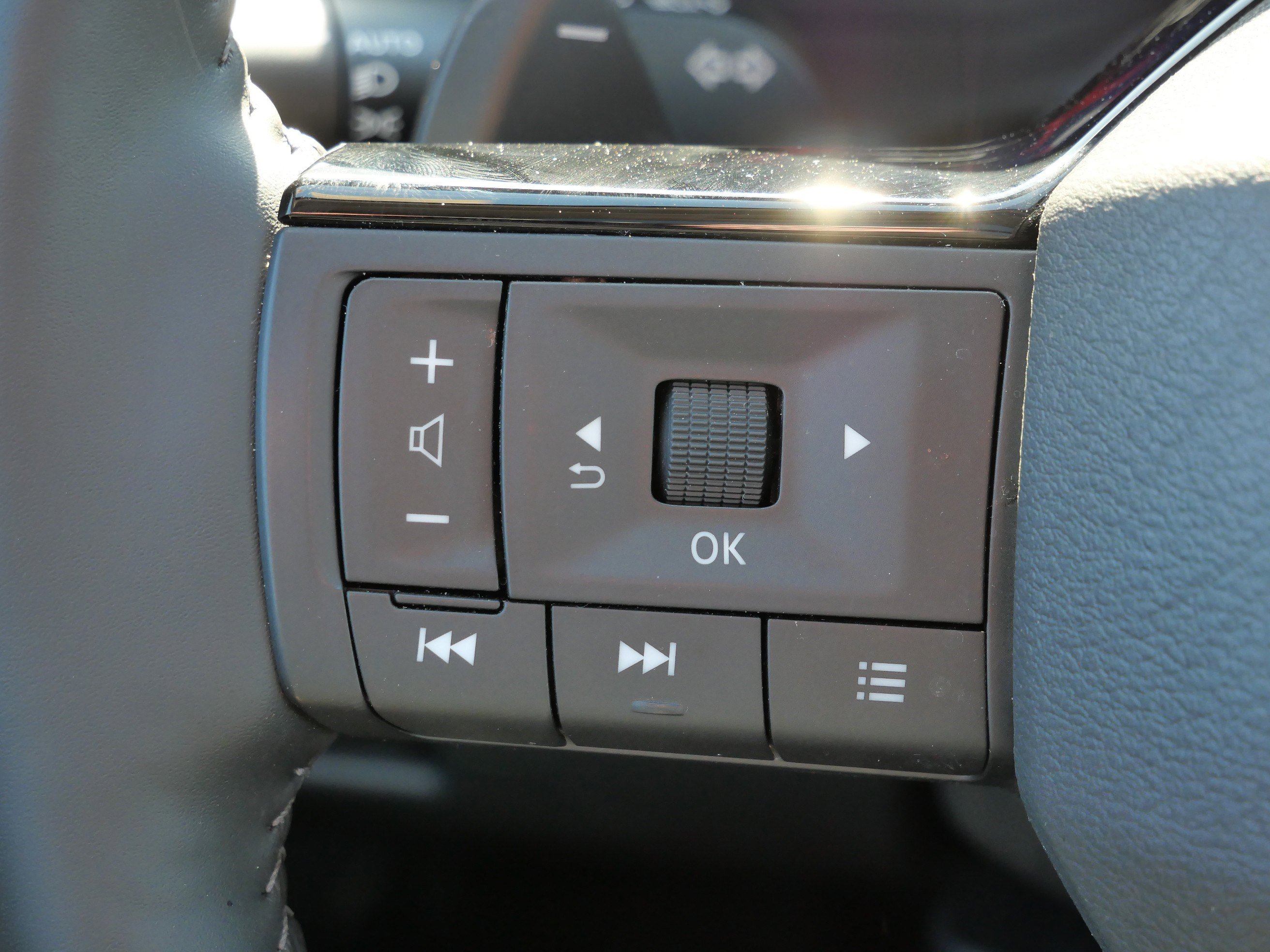 Used 2025 Nissan Rogue SL w/ Tech Package image 33