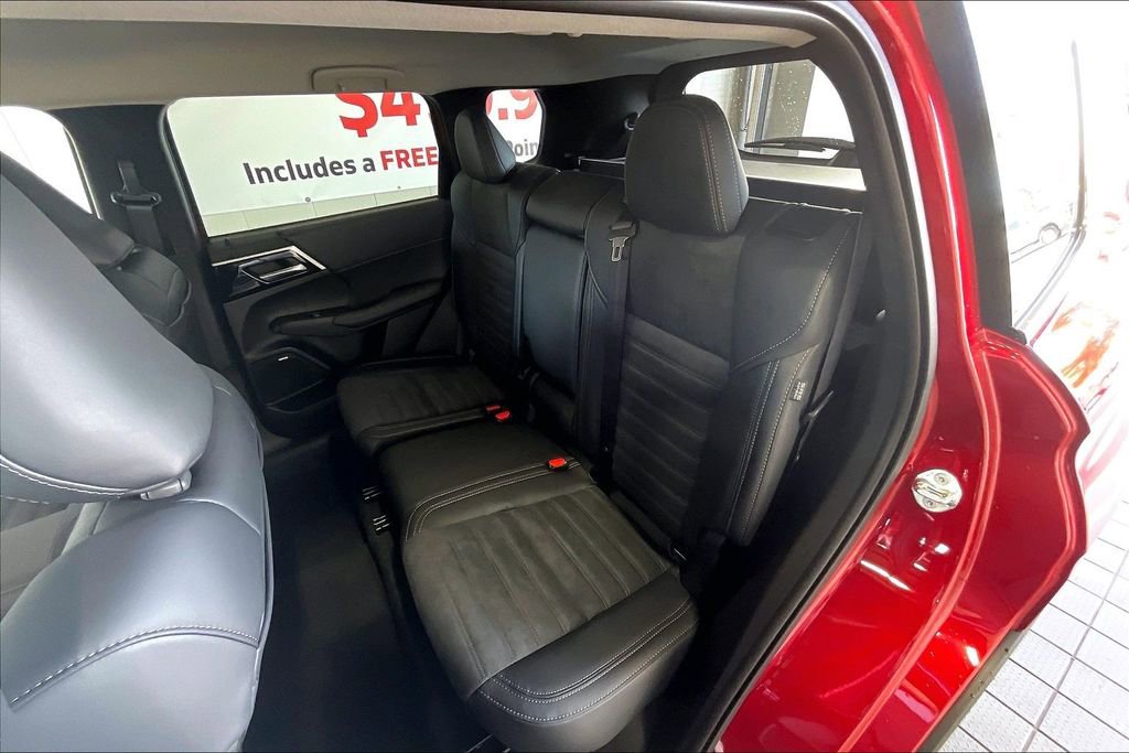 New 2026 Mitsubishi Outlander SE image 10