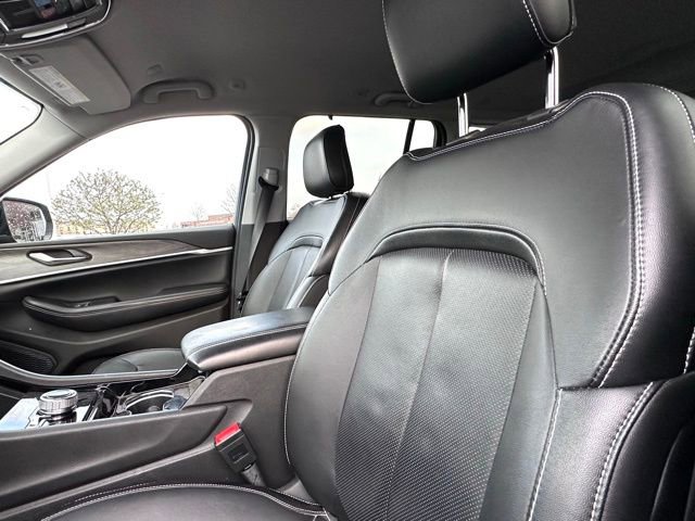 Used 2023 Jeep Grand Cherokee Limited w/ Luxury Tech Group II AWD/4WD image 16