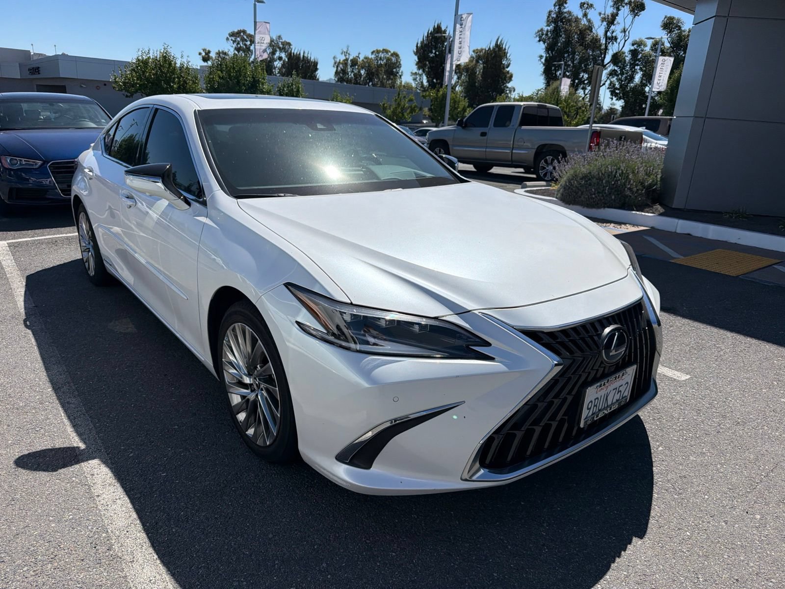 Used 2022 Lexus ES 300h w/ Accessory Package FWD image 2