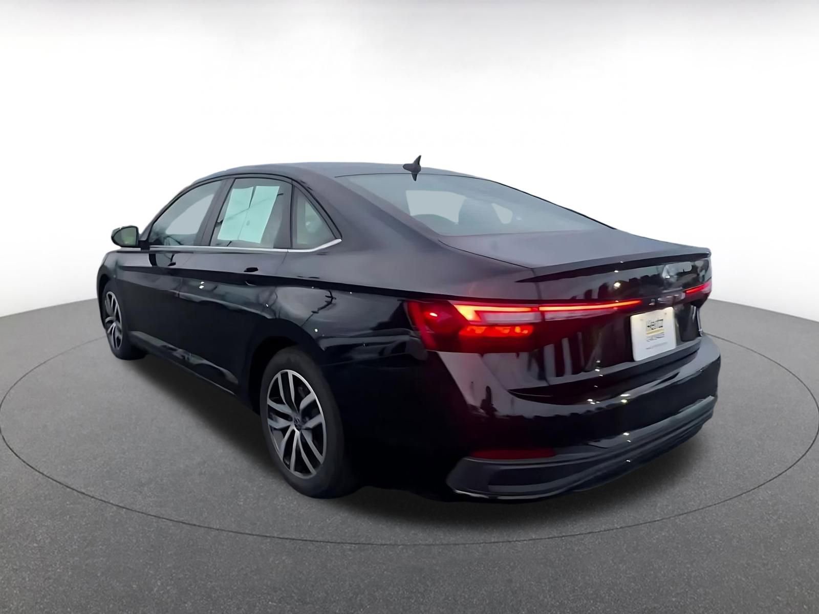 Used 2025 Volkswagen Jetta SE image 11