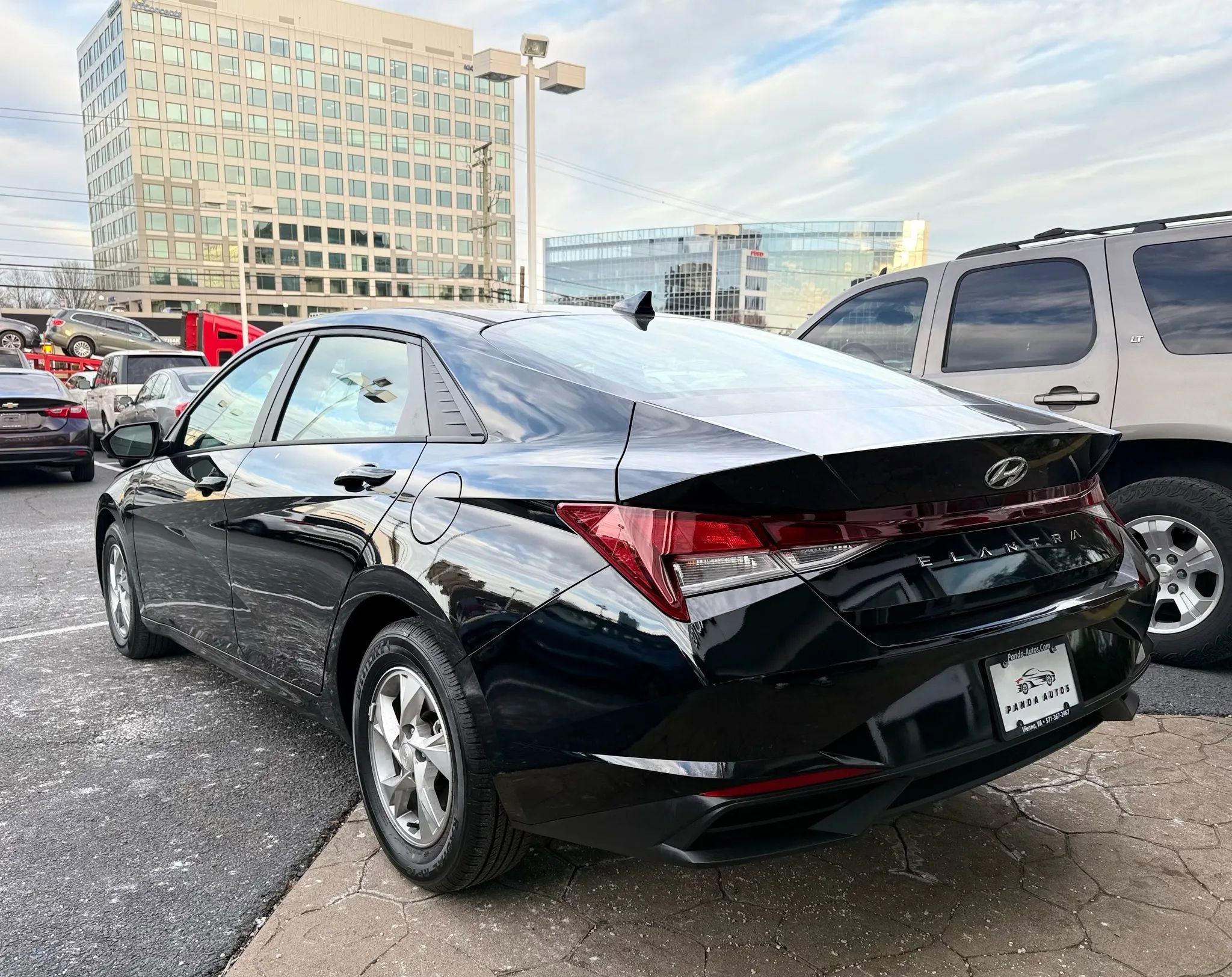 Used 2021 Hyundai Elantra SE w/ Cargo Package image 5