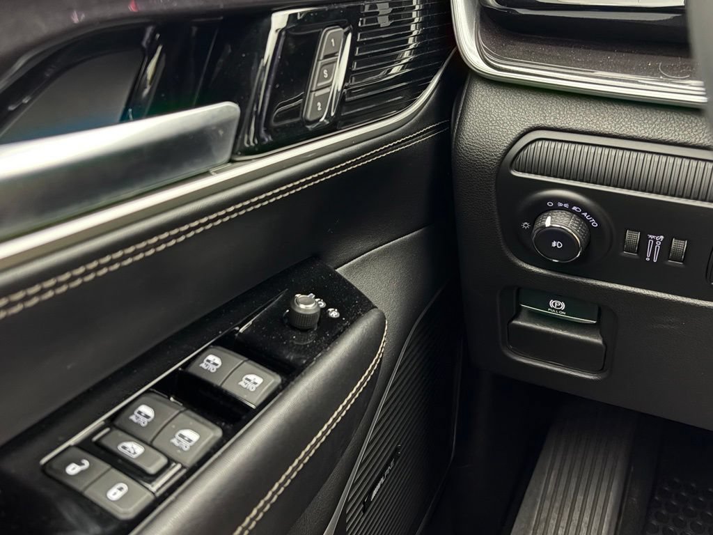 Used 2023 Jeep Wagoneer 4WD image 18