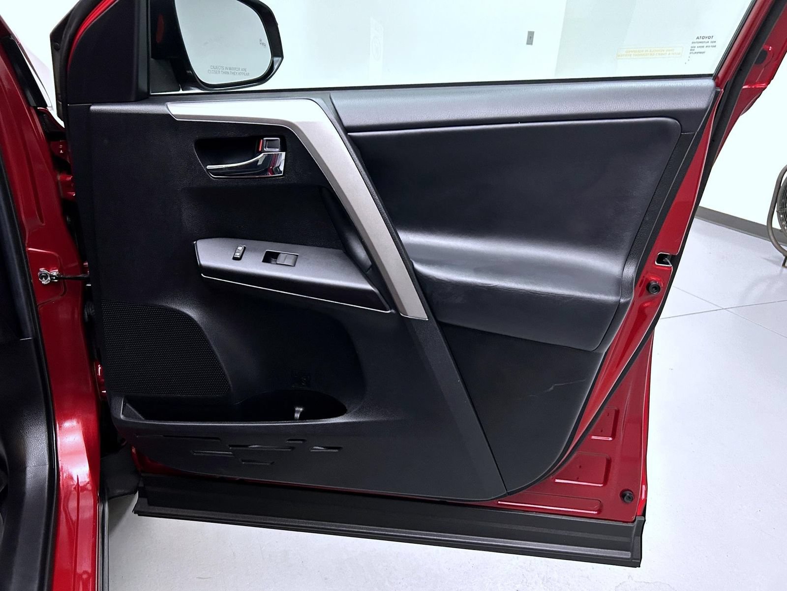 Used 2018 Toyota RAV4 XLE FWD image 16