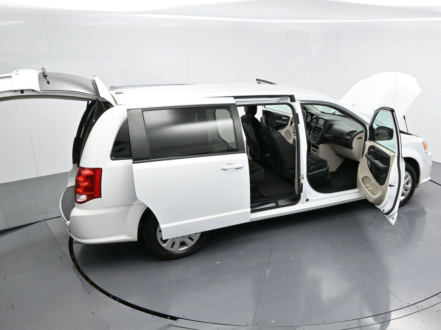 Used 2018 Dodge Grand Caravan SE w/ UConnect Hands-Free Group image 38