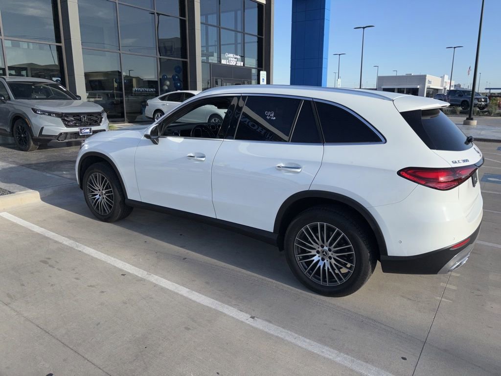 Used 2024 Mercedes-Benz GLC 300 image 3