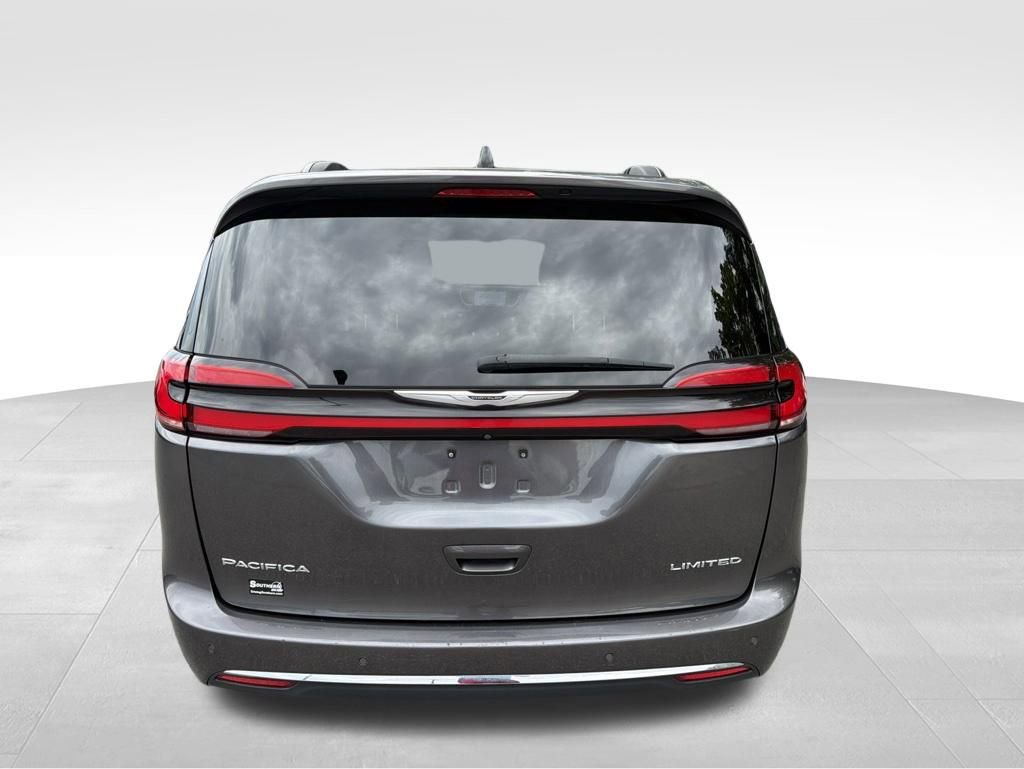 Used 2023 Chrysler Pacifica Limited FWD image 4
