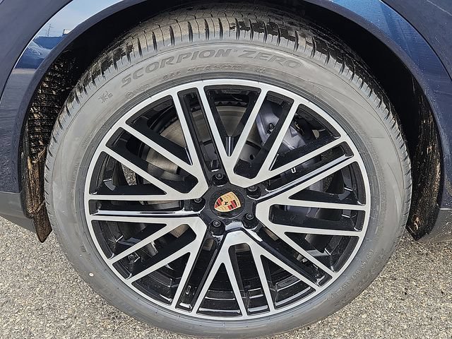 Certified 2026 Porsche Cayenne AWD/4WD image 12