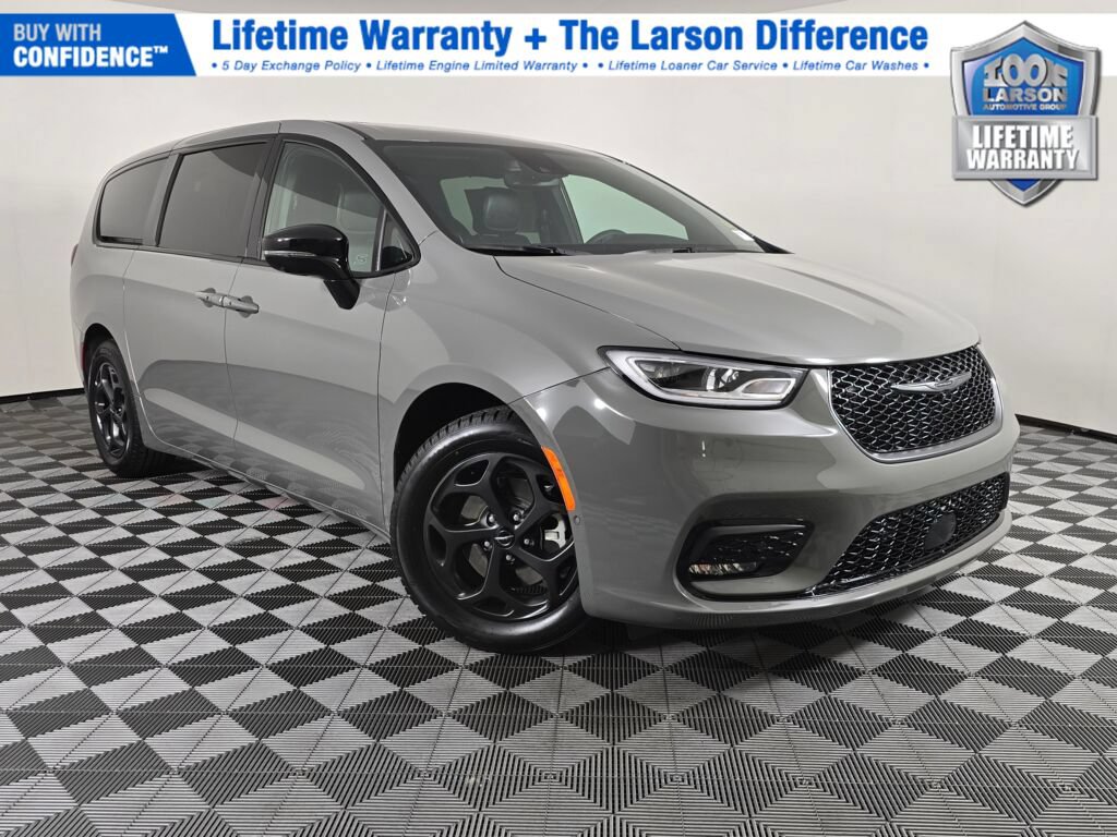 Used 2023 Chrysler Pacifica Limited w/ Uconnect Theater Family Group