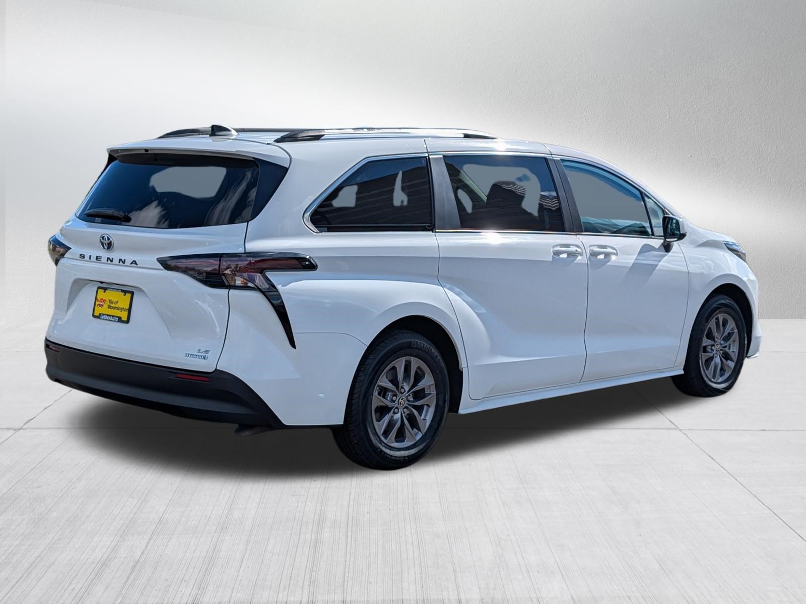 Used 2024 Toyota Sienna LE FWD image 7