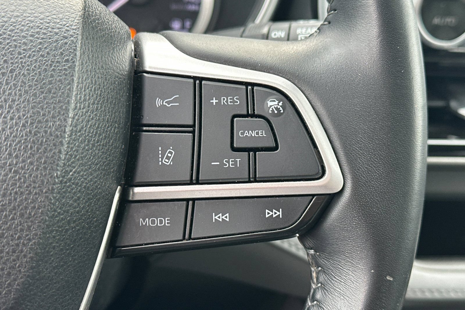 Used 2023 Toyota Highlander XLE AWD/4WD image 38