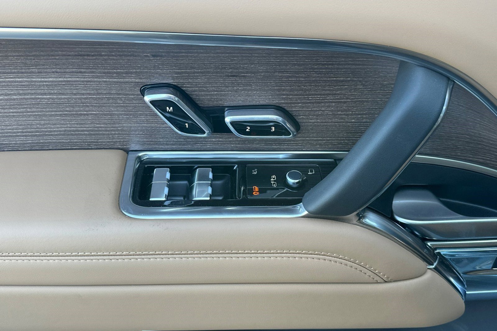 New 2026 Land Rover Range Rover Long Wheelbase SE image 14