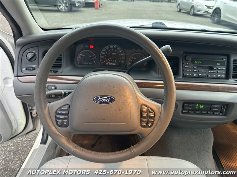 Used 2004 Ford Crown Victoria LX RWD image 15