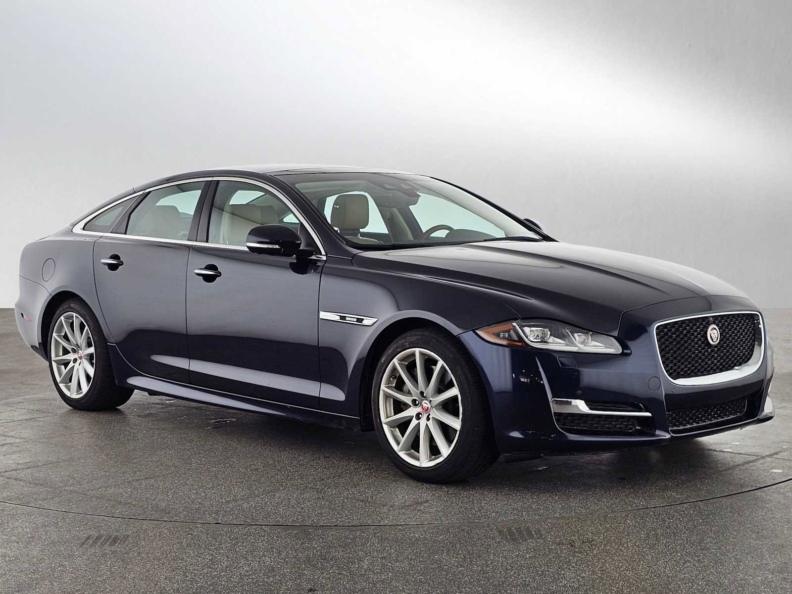 Used 2019 Jaguar XJ R-Sport image 7