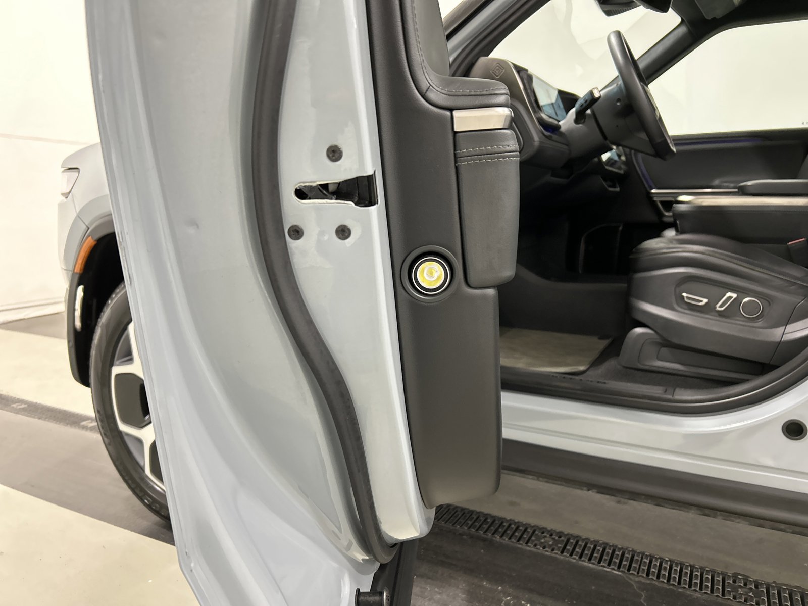 Used 2024 Rivian R1S Adventure image 32
