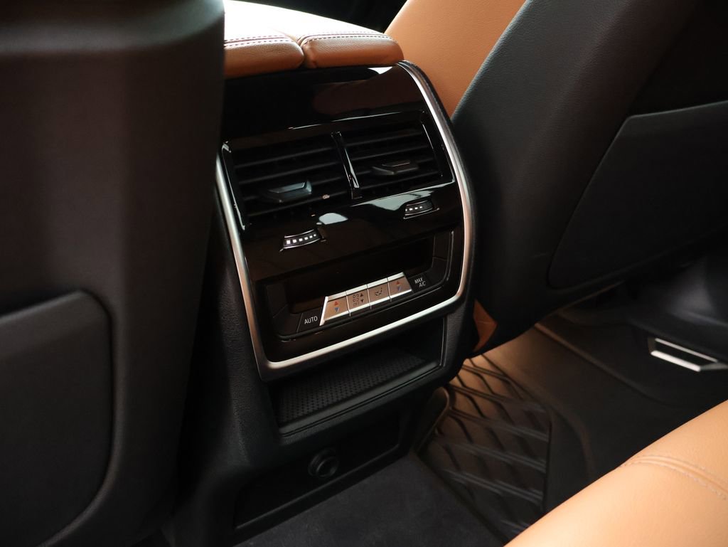Used 2022 BMW X5 xDrive45e w/ Luxury Seating Package image 17