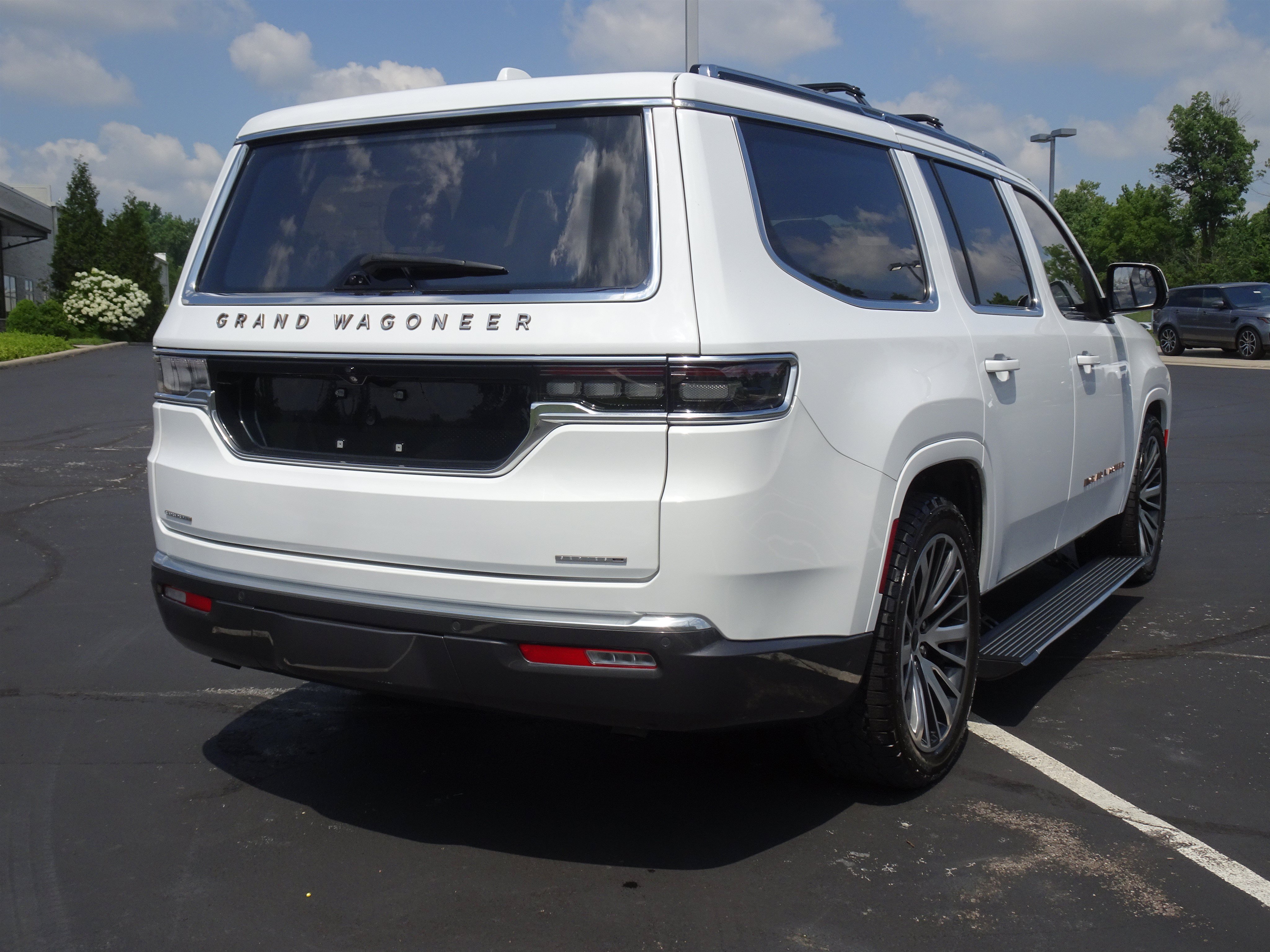 Used 2022 Jeep Grand Wagoneer Series III w/ HD Trailer Tow Package AWD/4WD image 10