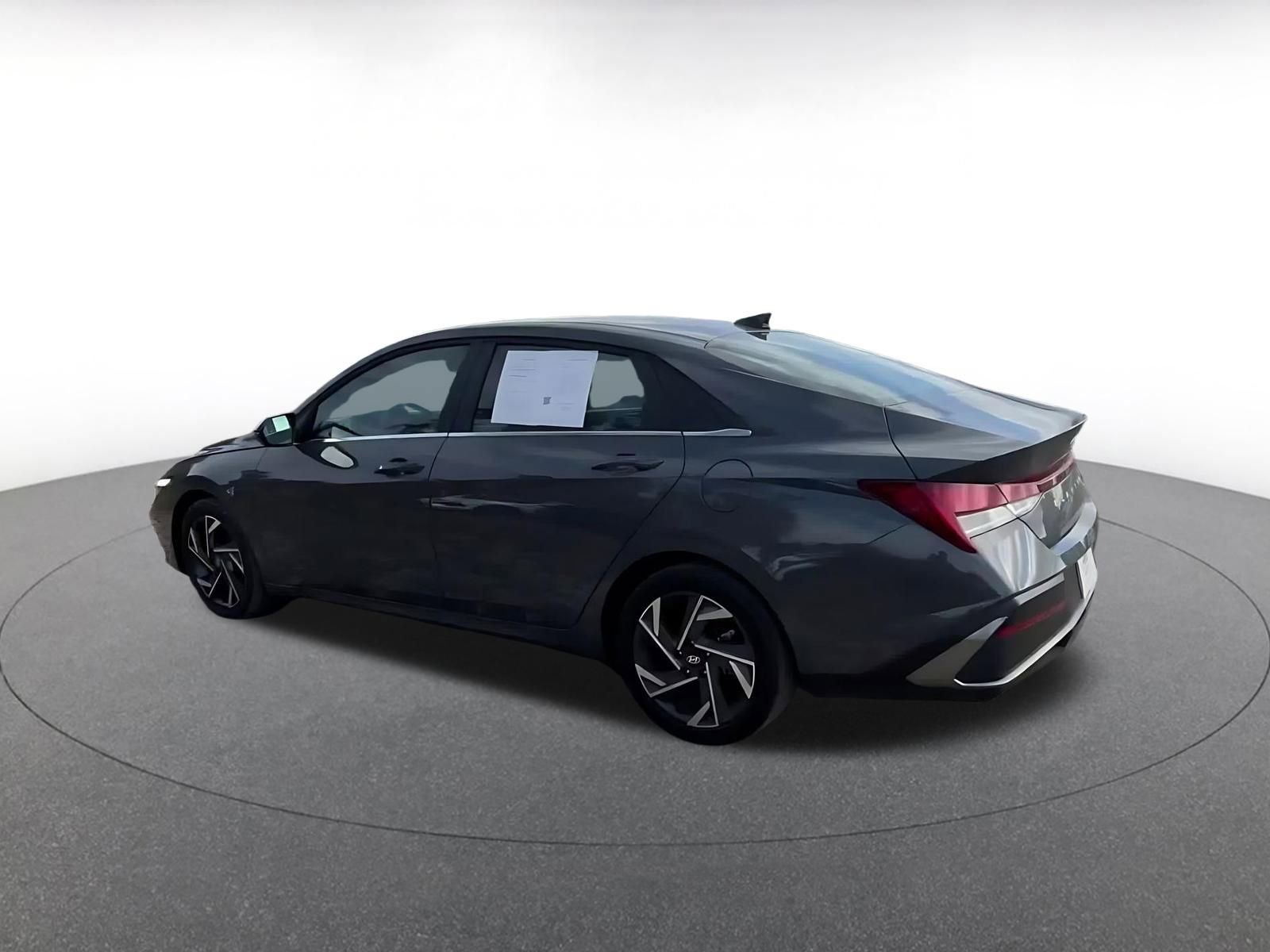 Used 2025 Hyundai Elantra Limited image 10