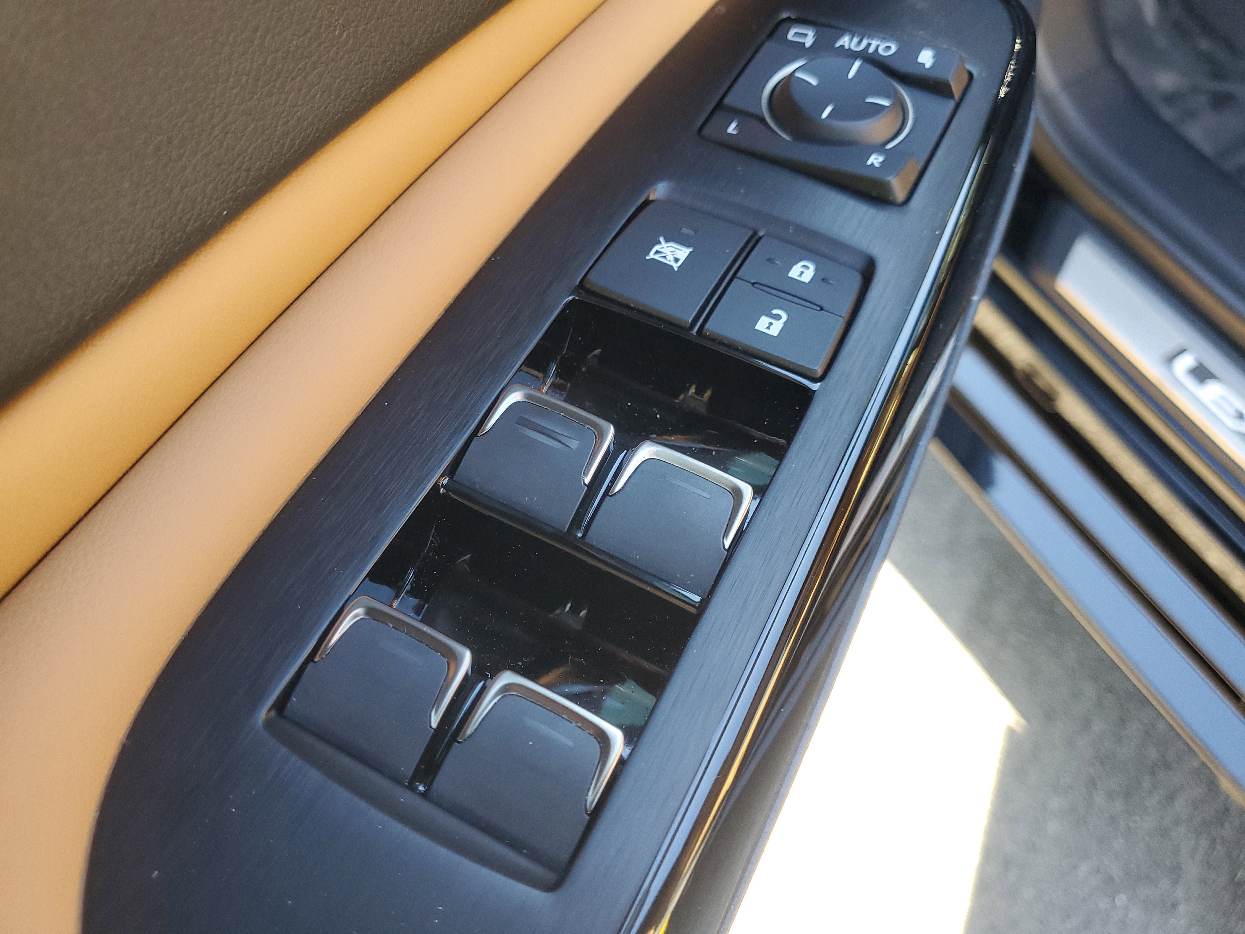 Used 2024 Lexus ES 350 w/ Premium Package image 19