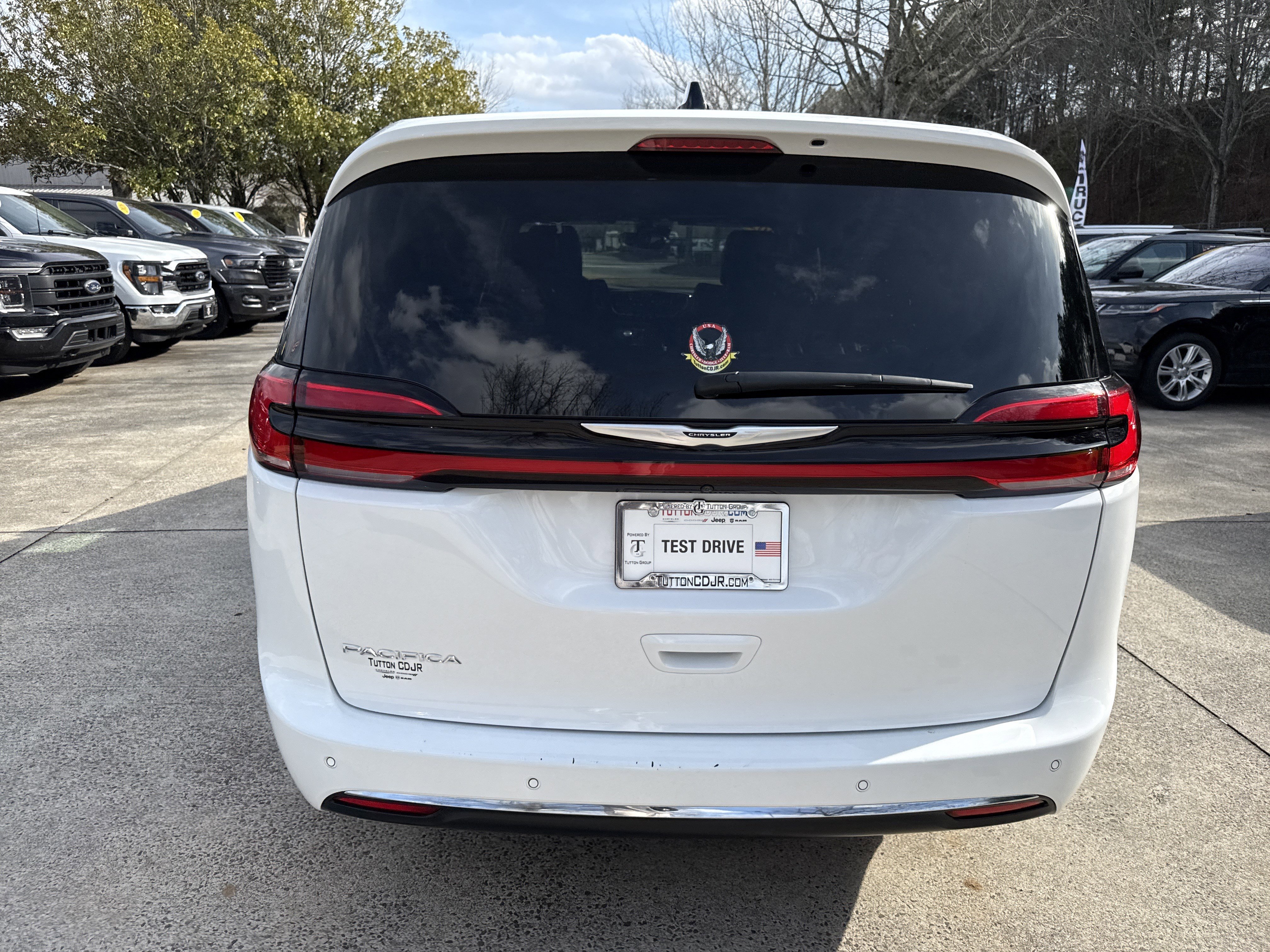 Used 2025 Chrysler Pacifica Select image 6