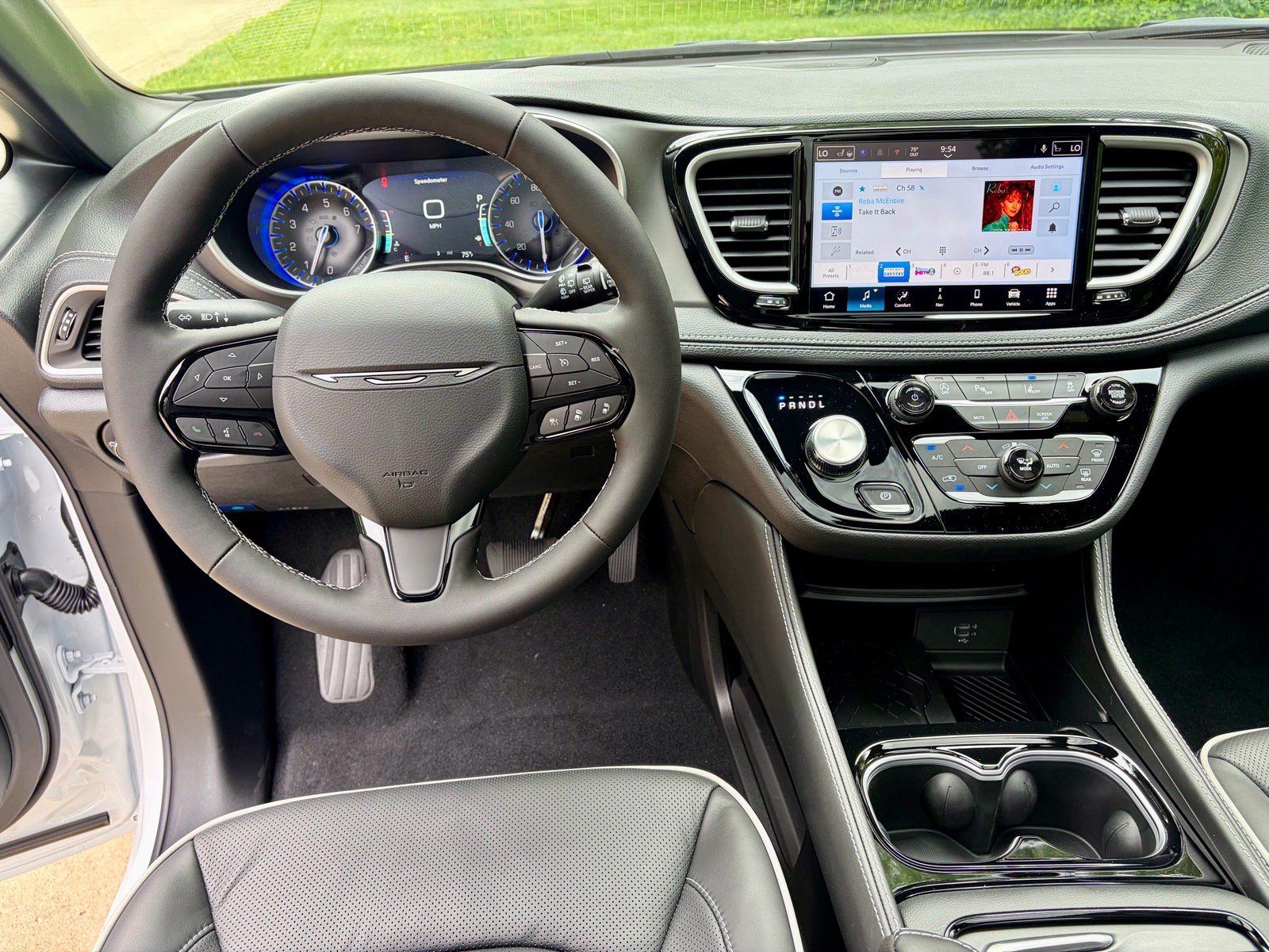 New 2027 Chrysler Pacifica Limited FWD image 2