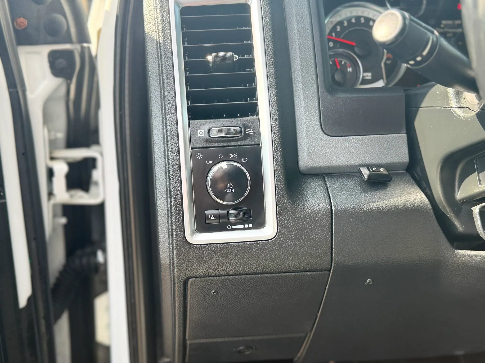 Used 2018 RAM 1500 SLT AWD/4WD image 12
