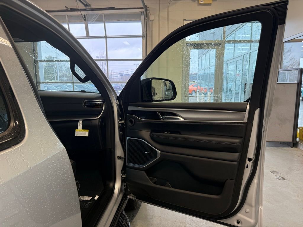 New 2026 Jeep Grand Wagoneer L 4WD w/ Premium Group I image 17