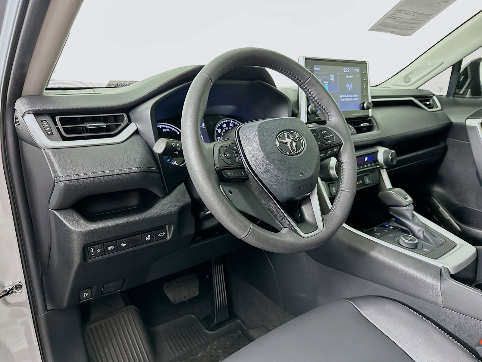 Certified 2022 Toyota RAV4 XLE Premium AWD/4WD image 9