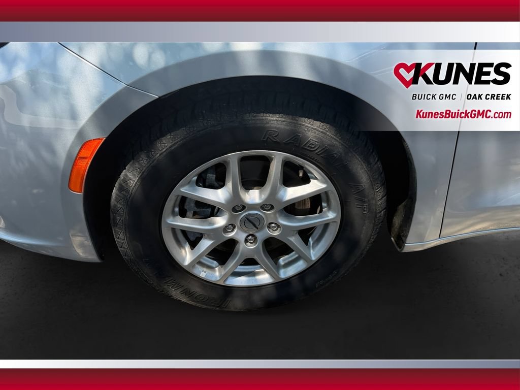 Used 2024 Chrysler Pacifica Touring-L FWD image 13