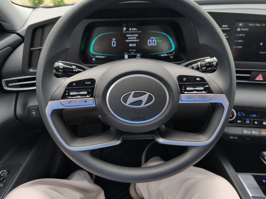 Used 2025 Hyundai Elantra Hybrid FWD image 11