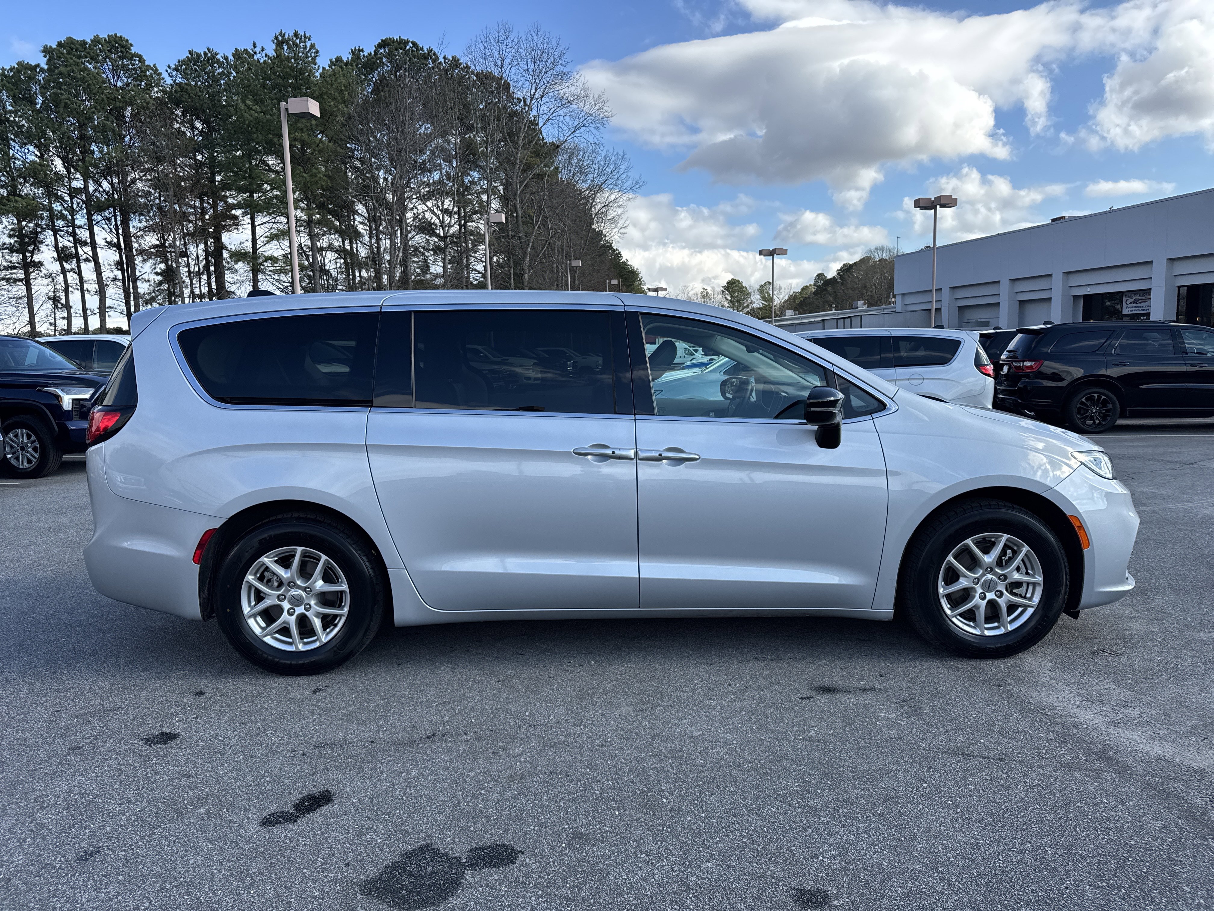 Used 2024 Chrysler Pacifica Touring-L image 5