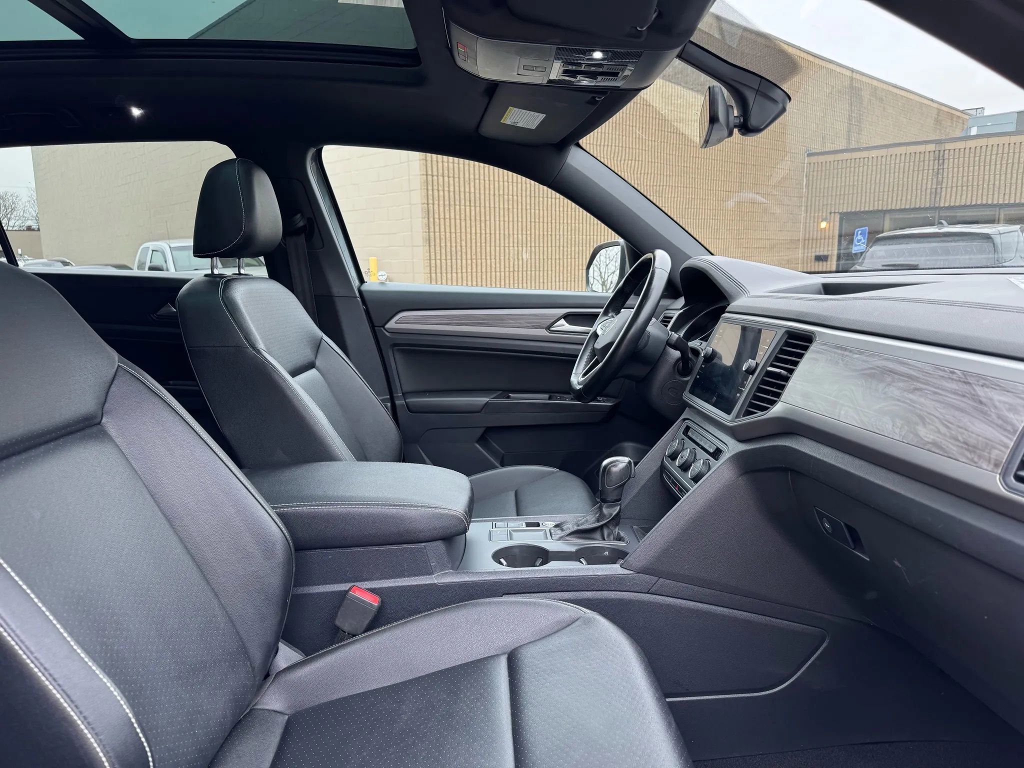 Used 2020 Volkswagen Atlas Cross Sport SE w/ Panoramic Sunroof Package image 24