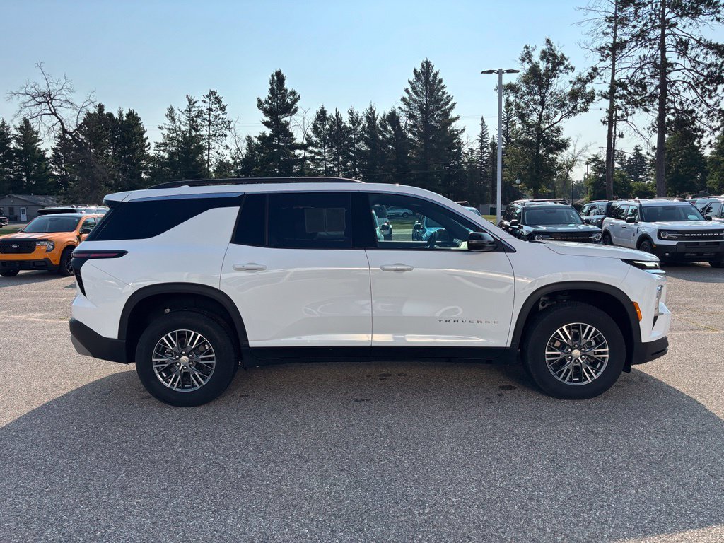 Used 2026 Chevrolet Traverse LT AWD/4WD image 2