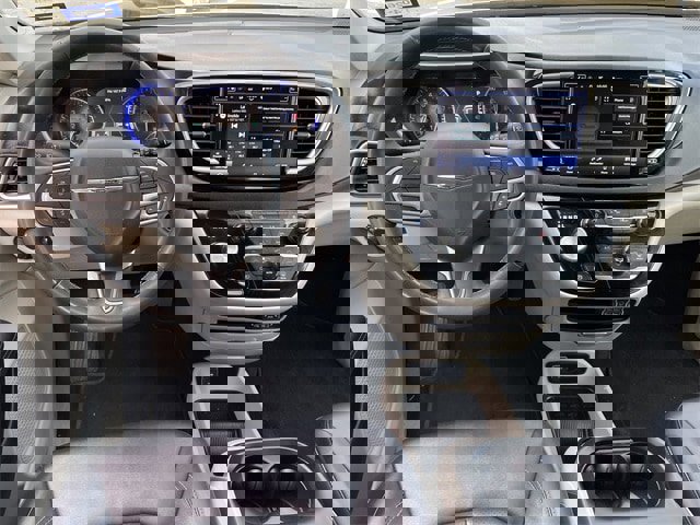 Used 2024 Chrysler Pacifica Touring-L image 10