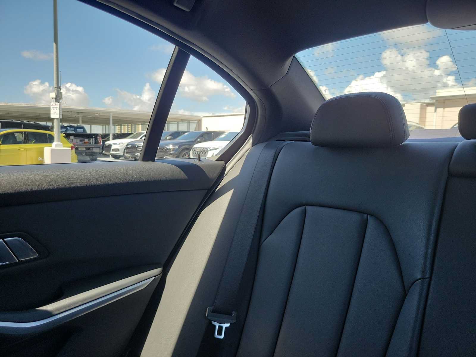 Used 2019 BMW 330i Sedan w/ M Sport Package RWD image 4